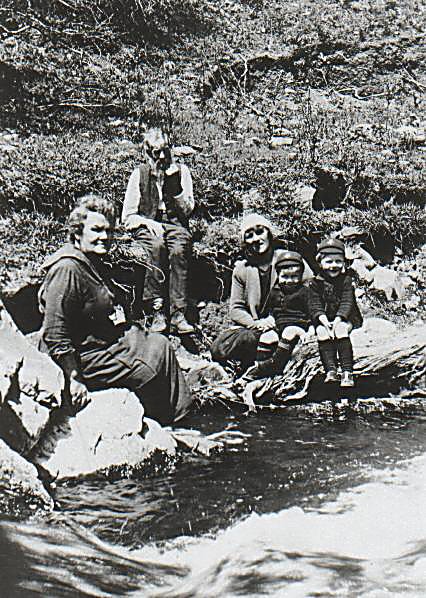 Agnes McLachlan @ Andrew George with grandsons John & Max George & their mother, Iris,  wife of Andy George