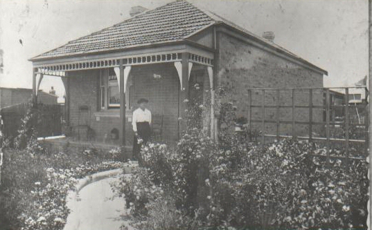 Elizabeth McLachlan Gant abt 1910 @ Northcott Street North Sydney