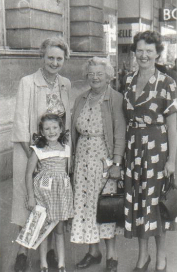 eld dau  Agnes Gant Davis  of Elizabeth McLachlan Gant  - with daus Amelia & Kath also Kath's dau Helen