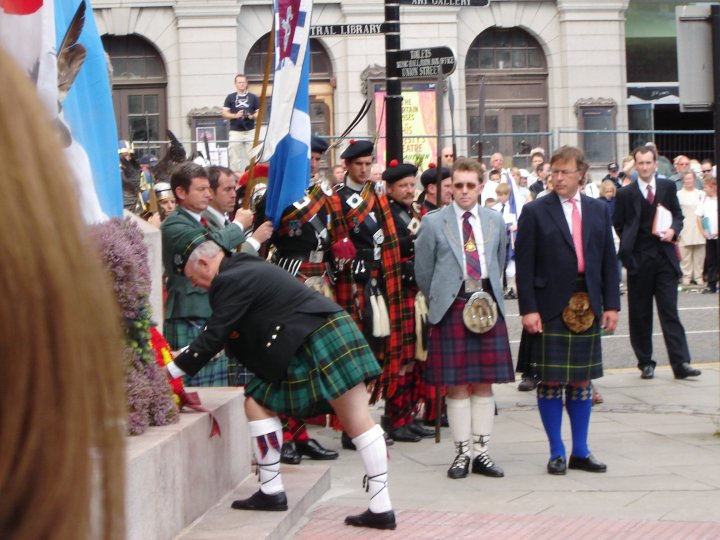 President John lays wreath at Wallace Statue in Aberdeen
