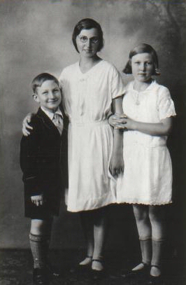  three youngest chn of Lilly nee McLachlan were George & Dorothy & Marie  - regular visitors to newly weds flat
