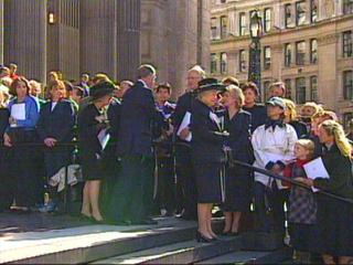 The Queen and US Ambassador meet Americans outside St Pauls
